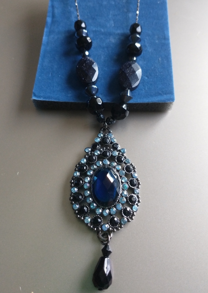 New Vintage Avon Midnight Blue Necklace